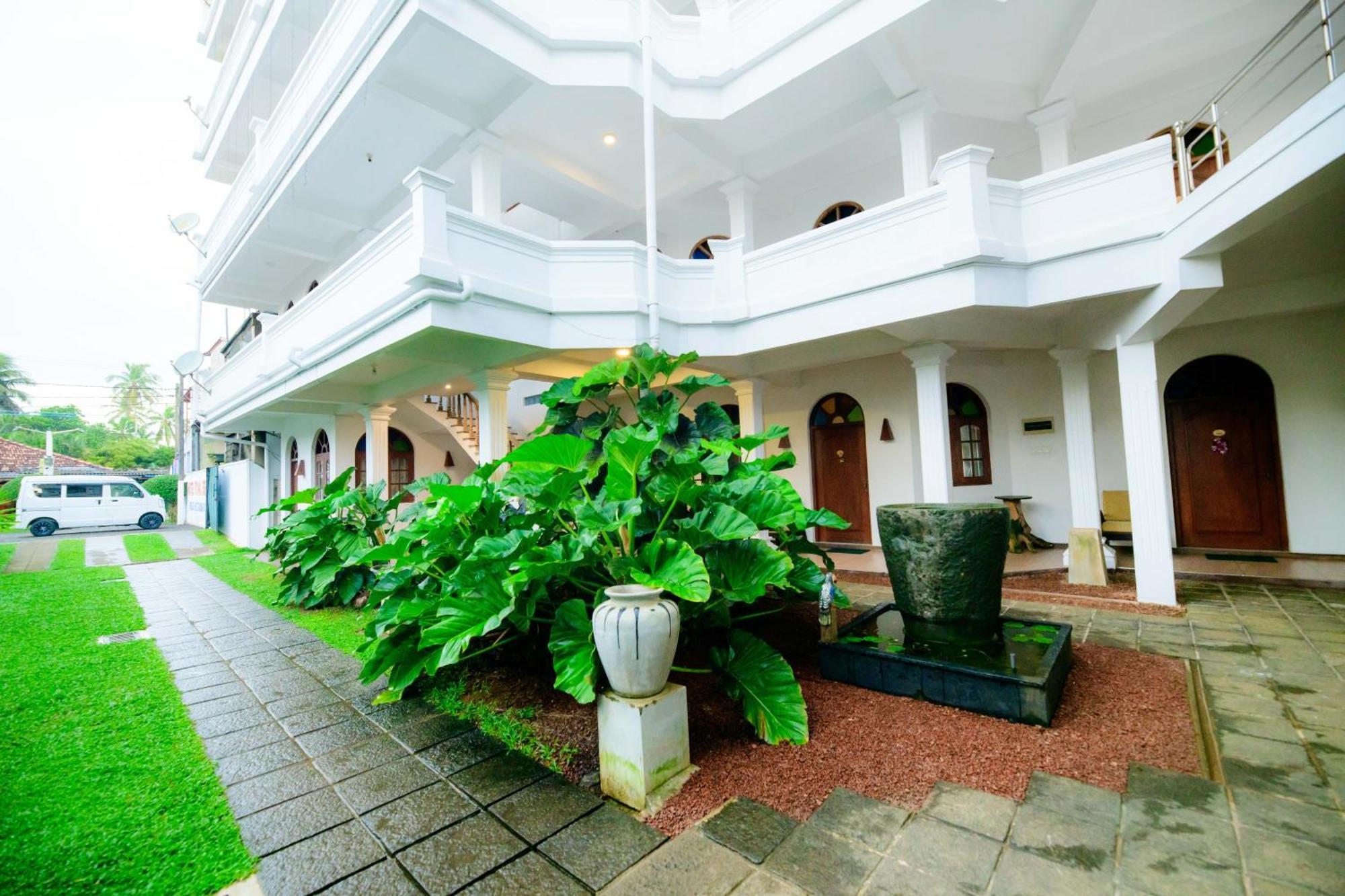 Royal Beach Hotel & Restaurant Хиккадува Экстерьер фото