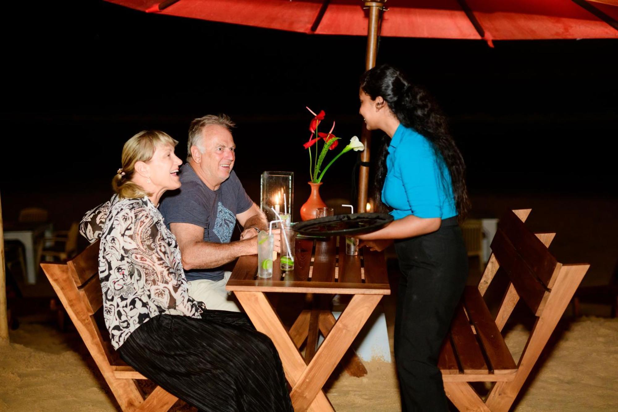 Royal Beach Hotel & Restaurant Хиккадува Экстерьер фото
